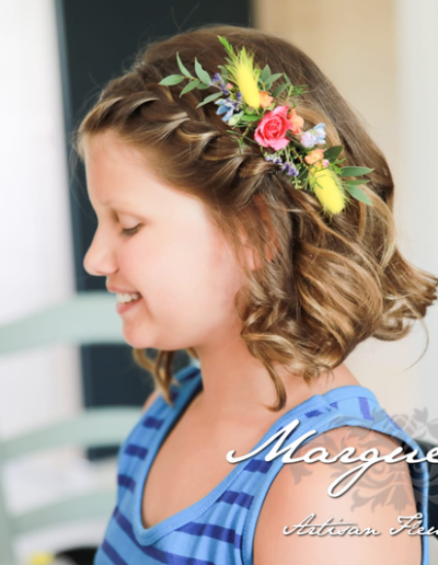 marguerite-artisan-fleuriste-02400-chateauthierry-decoration-cheveux-petite-fille-fleurs-mariage